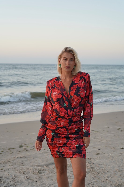 sukienki mini damskie CS - Czarna szyfonowa sukienka w czerwone PEONIE