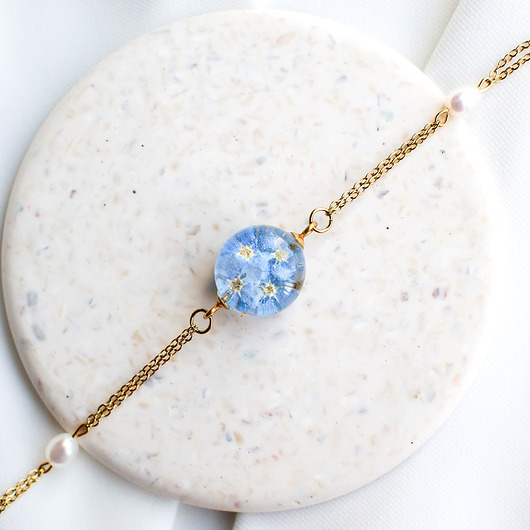 bransoletki z żywicy Bransoletka z niezapominajkami i perłami