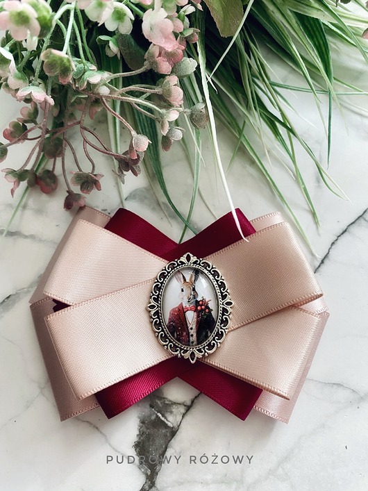 broszki Brosza z Zającem  zamkniętym  pod kaboszonem NEW Wielkanoc