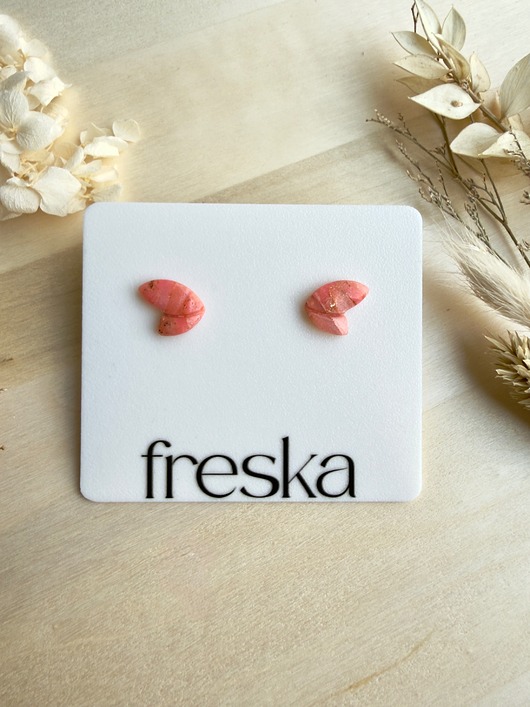 kolczyki z masy plastycznej Kolczyki Motylki - brzoskwiniowe marmurki