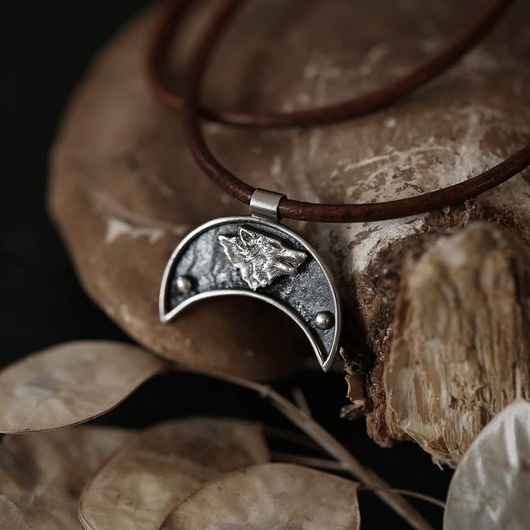 wisiory Dwustronny wisior z lunulą i wilczycą ze srebra