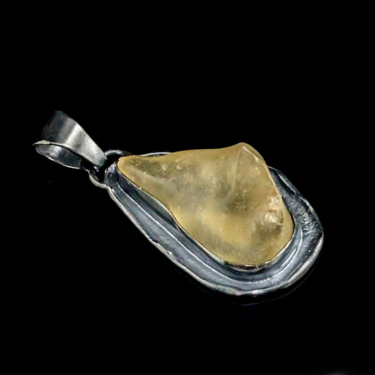 wisiory Pustynne szkło libijskie