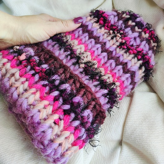 czapki damskie Wełniana kolorowa czapka na drutach WOOLLY pink bubble