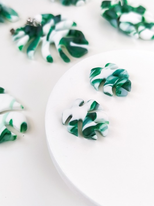 kolczyki z masy plastycznej Zielone matowe kolczyki monstera