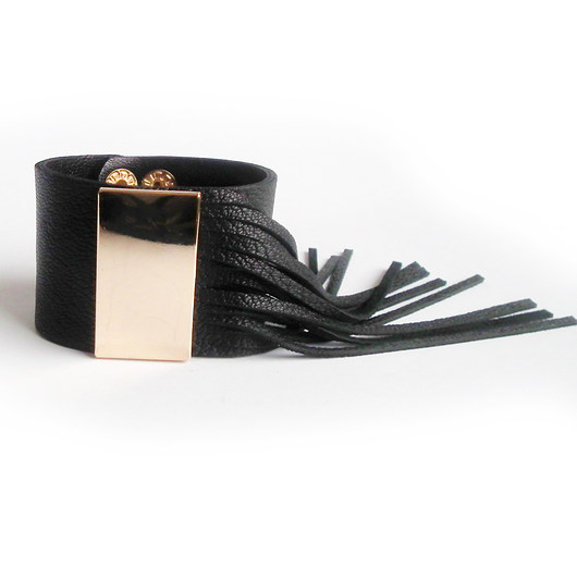 Bransoleta skórzana fringe & badge czarna złoto Mikashka