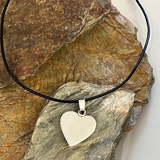 srebrne naszyjniki Naszyjnik srebrne serce na rzemieniu, Na Walentynki