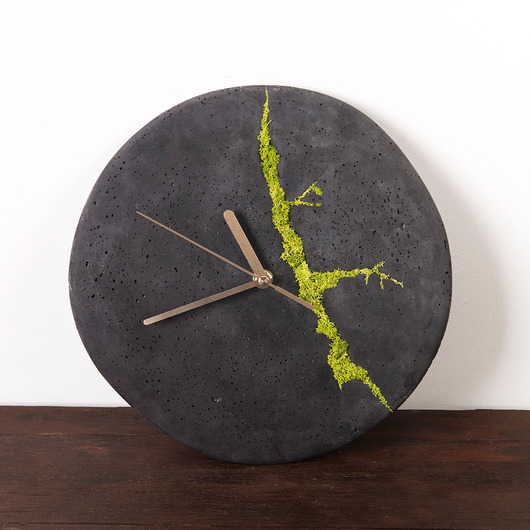 zegary Okrągły betonowy zegar ścienny z chrobotkiem reniferowym - ciemny