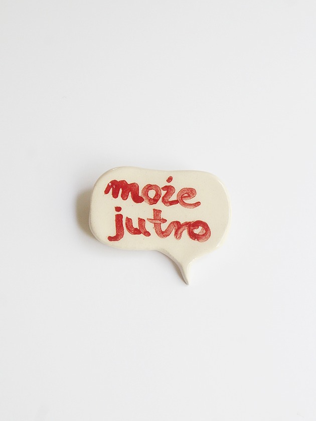 broszki Broszka ceramiczna z napisem MOŻE JUTRO
