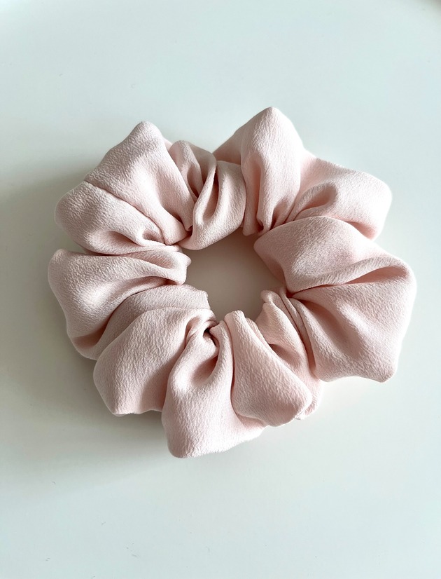 gumki do włosów Jedwabna Scrunchie Pale Pink Silk w kolorze bladego różu