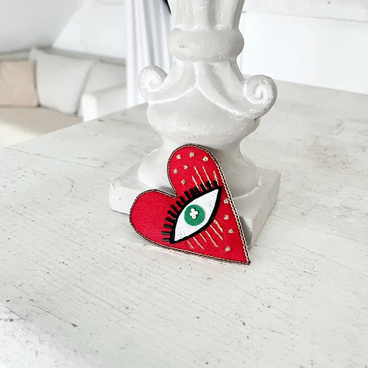 broszki Broszka PATRZ SERCEM 9 ręcznie haftowana przypinka
