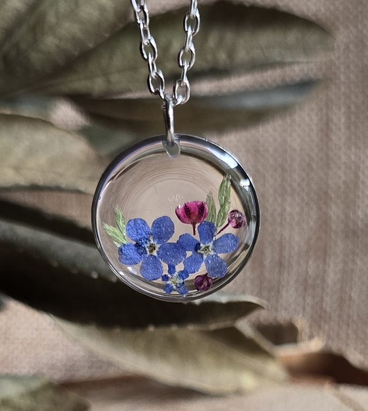 wisiory Wisiorek z suszonymi kwiatami bukiet kwiatowy niezapominajki