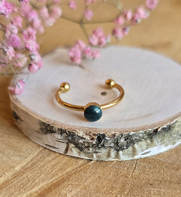 pierścionek z żywicy Pierścionek złoty zielone oczko zielony minimalistyczny żywica brokatowy