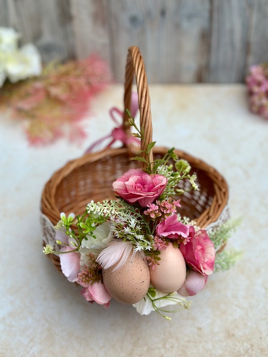 koszyki wielkanocne Wielkanocny koszyczek na święconkę, koszyczek z dekoracją