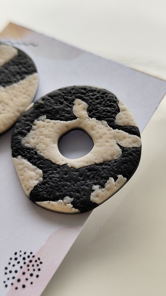 kolczyki z masy plastycznej Kolczyki wiszące panterka zwierzęce czarne