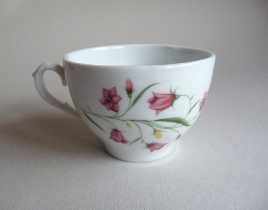 porcelanowa filiżanka w kwiaty eMWu