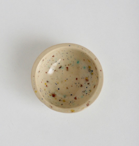 malutka miseczka ceramiczna w kolorowe kropki studio m.