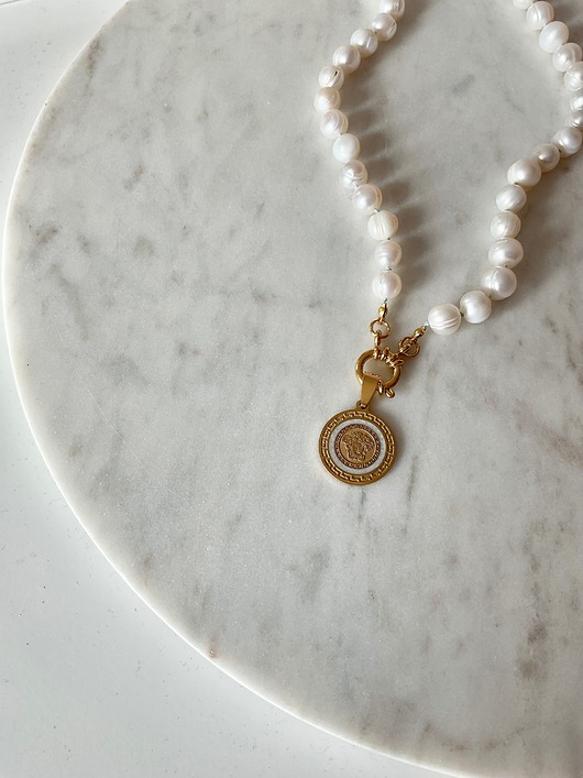 chokery Duże perły z medalionem z meduzą