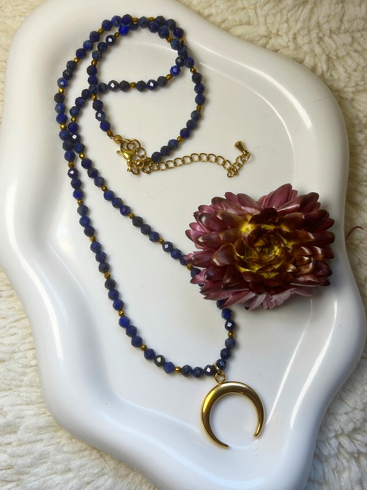 korale Z tym naszyjnikiem zobaczysz więcej! Lapis lazuli i lunula