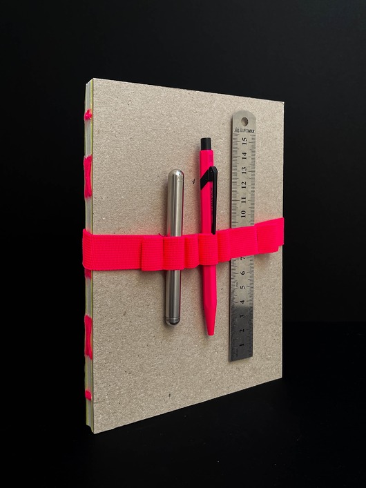 notatniki i albumy Notes  w kropki z gumką-piórnikiem Fluo Pink