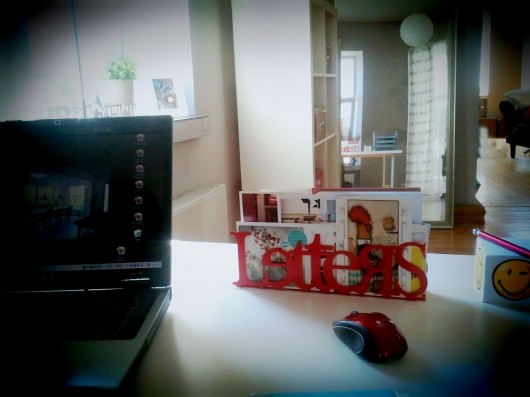 oryginalny stojak na listy LETTERS czerwony Rabose Workshop