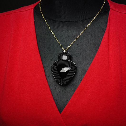 wisiory Czarny wisior soutache