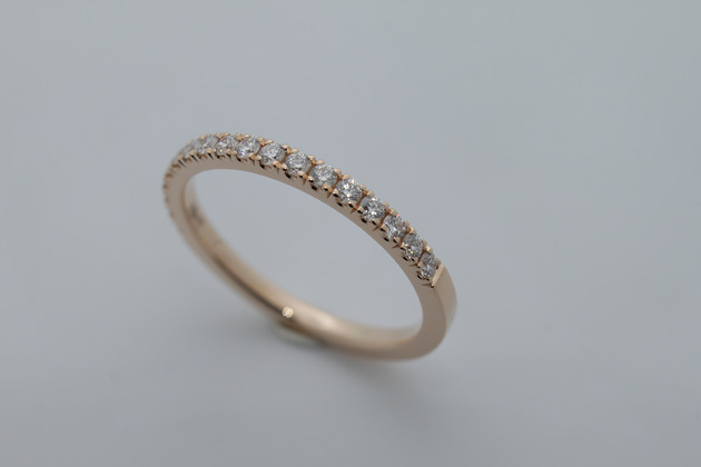 obrączki ślubne Pierścionek, obrączka  z białymi brylantami, 14 karatowe żółte złoto