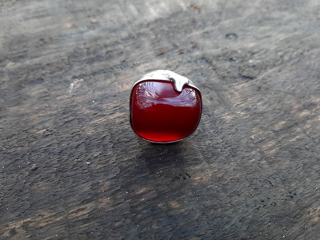 Krewki charakter - pierścionek regulowany po drugiej stronie lustra