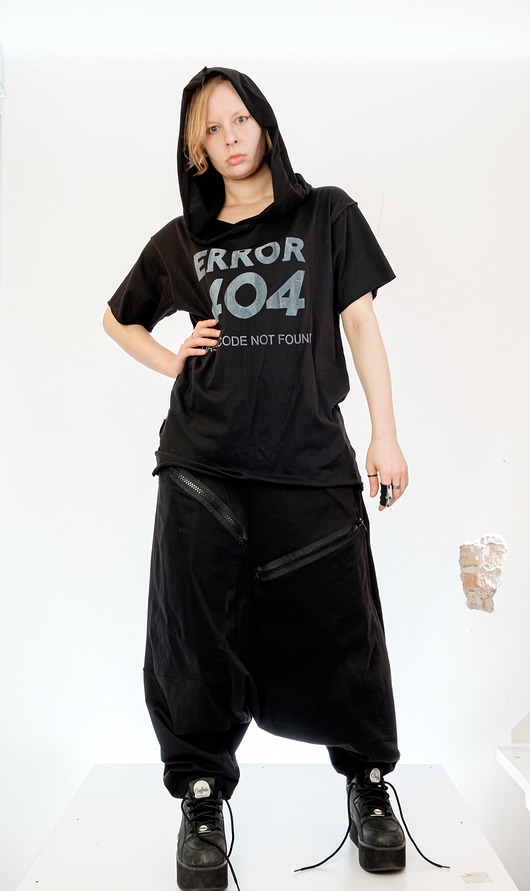 t-shirt damskie Czarny t-shirt z kapturem i nadrukiem ERROR 404
