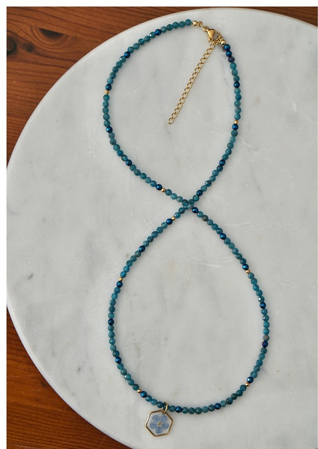 korale Naszyjnik z niezapominajką i apatytem