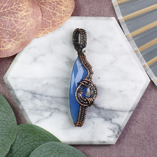 wisiory Miedziany wisiorek wire wrapping z chalcedonem #538