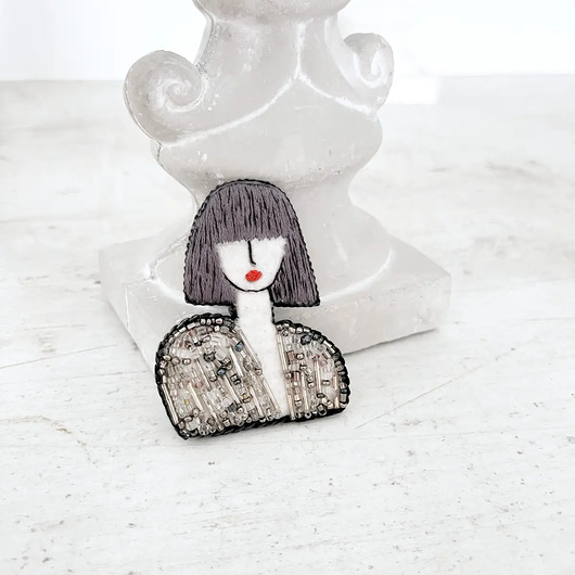 broszki Broszka LADY 9 ręcznie haftowana przypinka