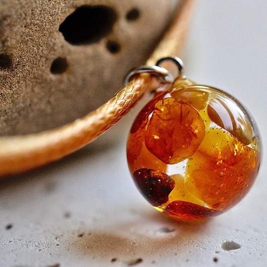 Bransoletka sznurkowa z drobinkami bursztynu Grol Jewellery