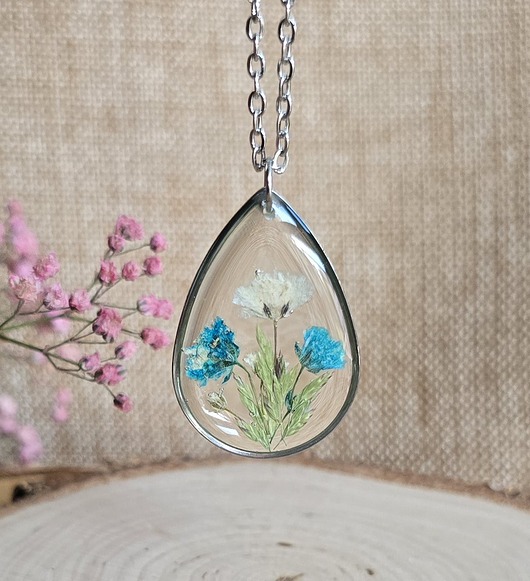 wisiory Wieczne kwiaty srebrny wisiorek łezka z niebieskim kwiatem gipsówka