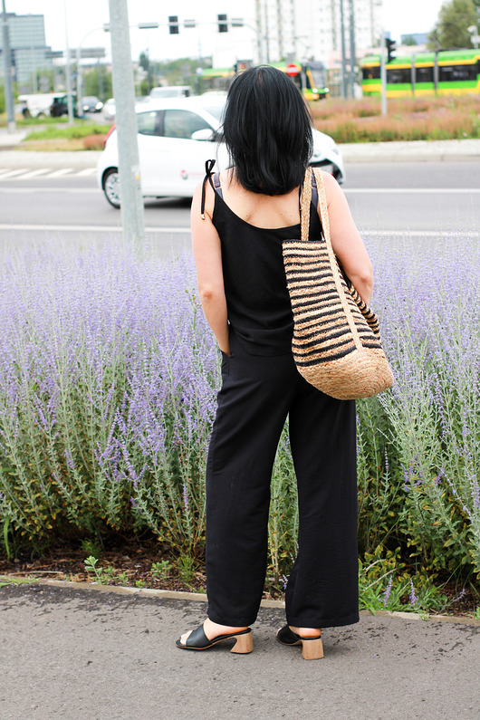 topy damskie Top wiązany na ramionach LOLA w kolorze czarnym