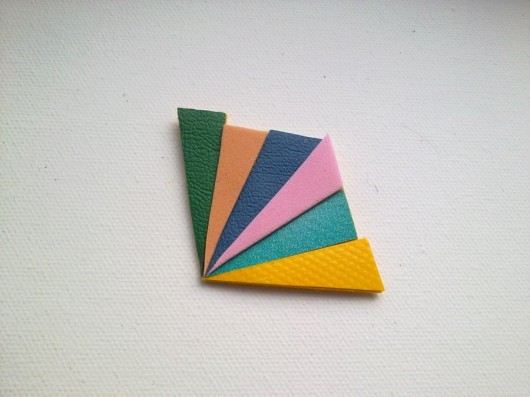 broszka- pantone wachlarz cutnpaste