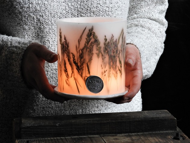 Lampion z trawami i ceramiczną podstawką KARiTEe