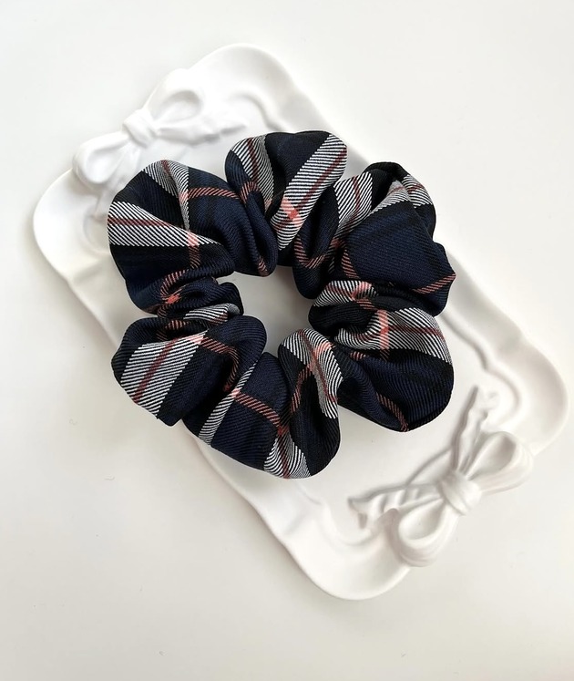gumki do włosów Scrunchie w granatową kratkę Blue Check