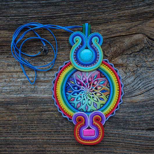 wisiory Duży i kolorowy wisior soutache z mandalą