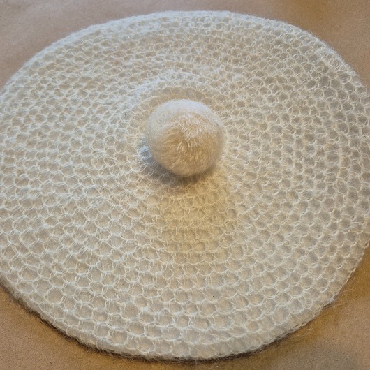 czapki damskie Unikatowy beret  z włóczki moherowej.