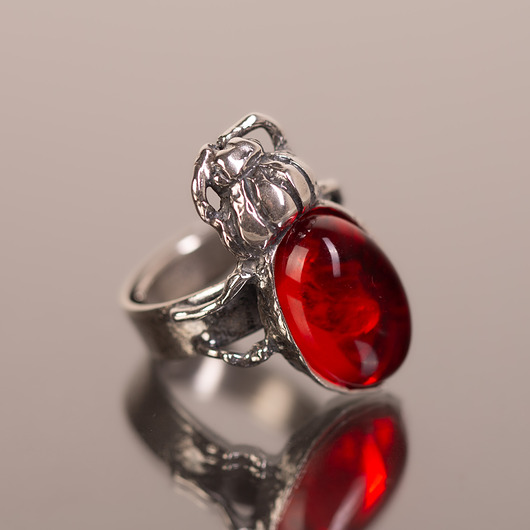 pierścionki srebrne Pierścionek srebrny z bursztynem barwionym żuk