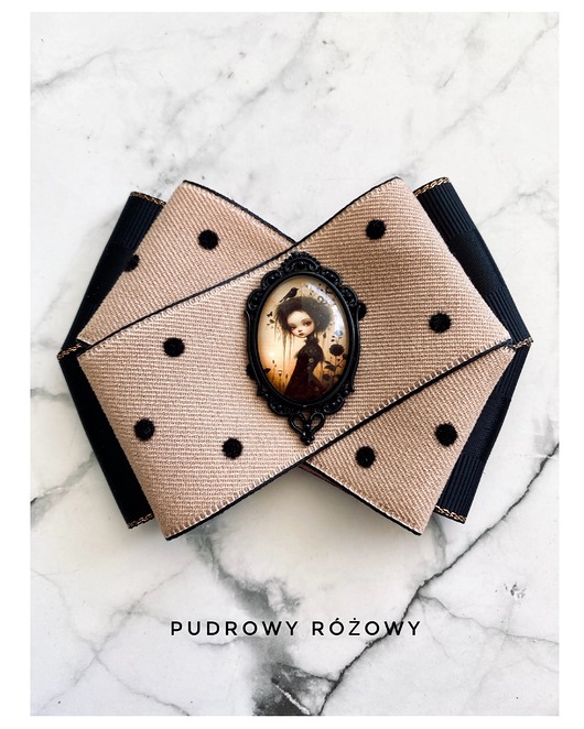 broszki Brosza z niesamowitą grafiką   zamkniętą pod kaboszonem NEW