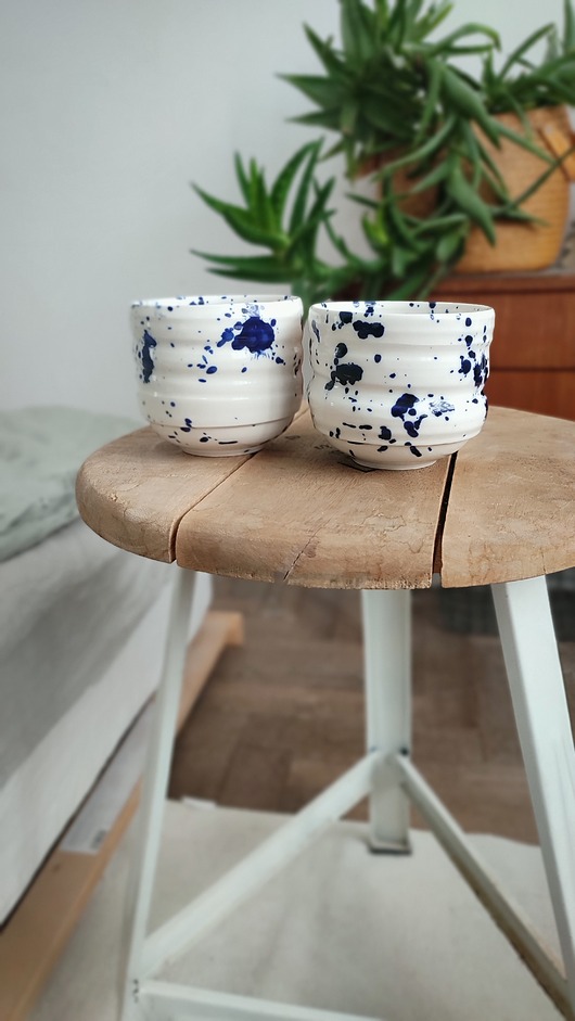 kubki i filiżanki Porcelanowa czarka w niebieskie kropki wysoka