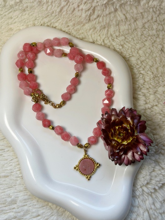 korale Bądź spokojna! Z tym naszyjnikiem z rodonitem