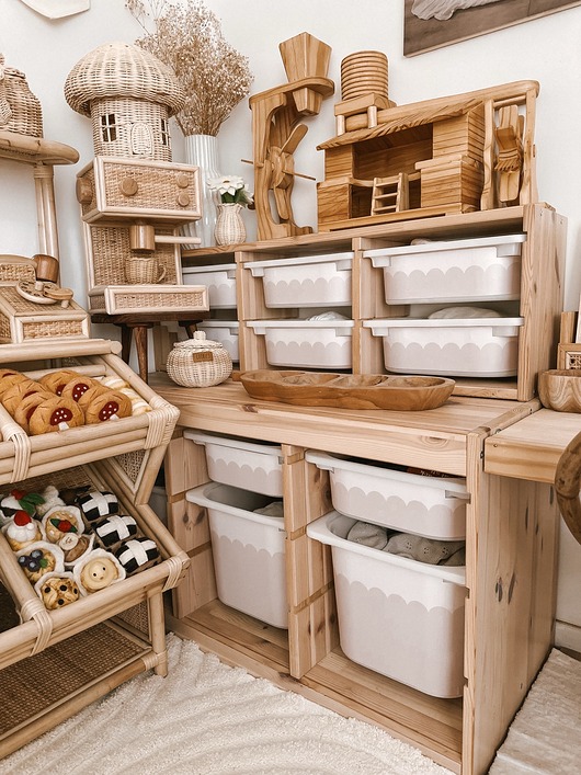 meble do pokoju dziecka Naklejki na pojemniki Trofast Ikea falbanka biała