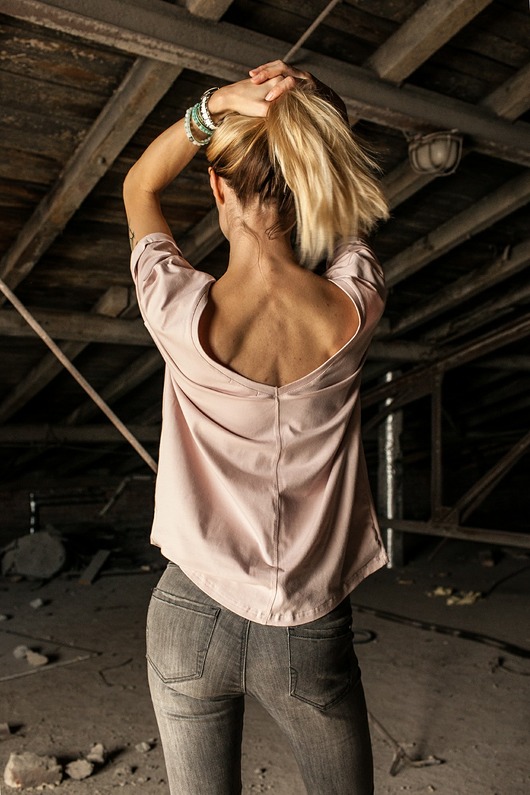 t-shirt damskie T-shirt V-NECK pudrowy róż