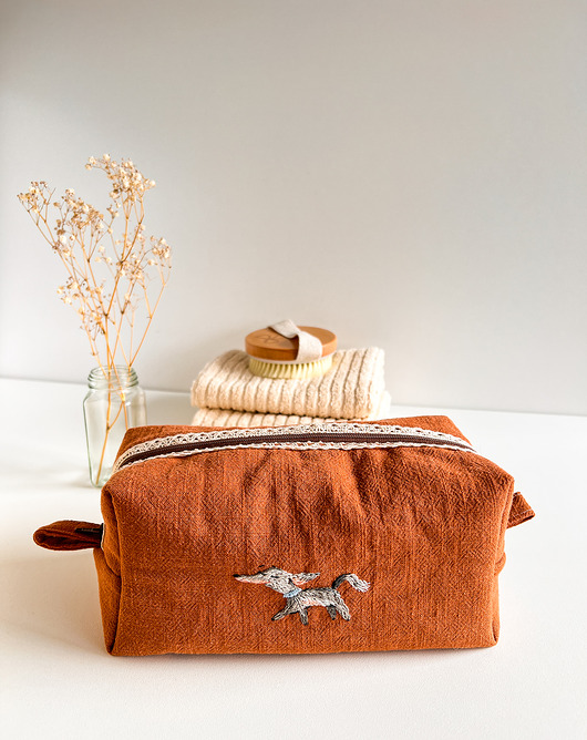 kosmetyczki Kosmetyczka z ręcznym haftem pieska