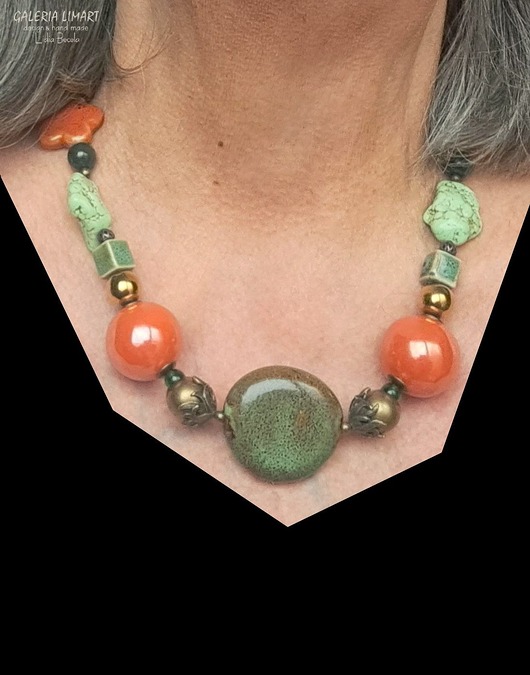korale Elegancko i unikatowo Naszyjnik w kolorach jesieni z ceramiki i howlitu Prezent
