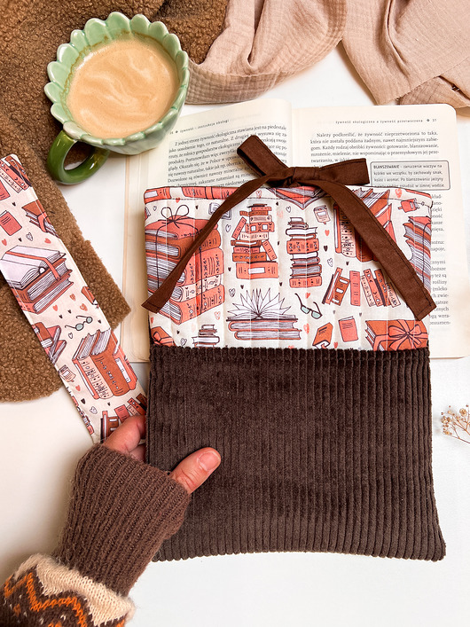 pokrowce i etui - różne Personalizowane etui na książkę, jesienne book sleeve ze sztruksu