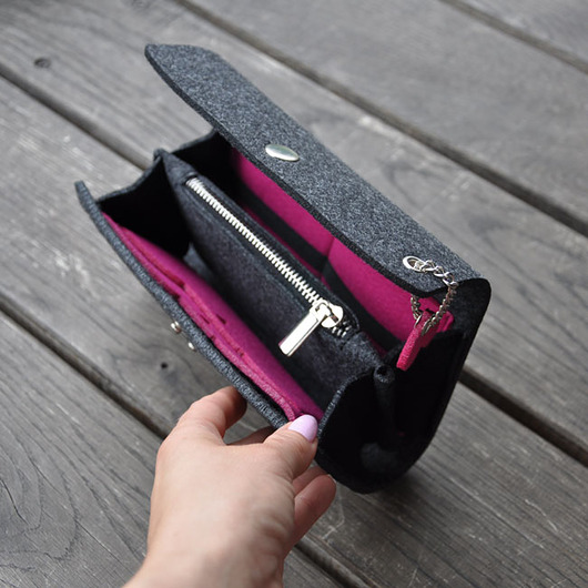 portfele damskie Filcowy portfel - grafit z różowym sercem