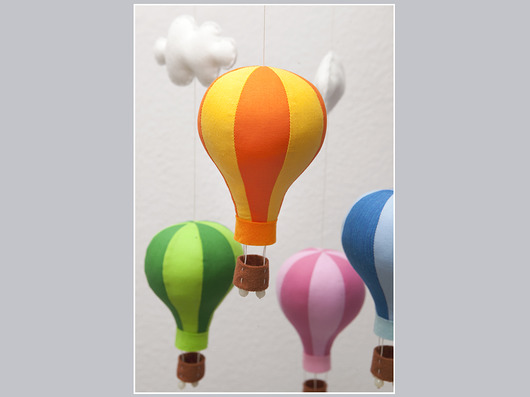 karuzela / mobil z balonami i chmurkami pliszka domowa